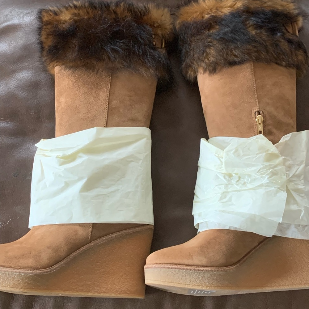 Ugg size 10 chestnut with fur collar wedge boots . Never worn.